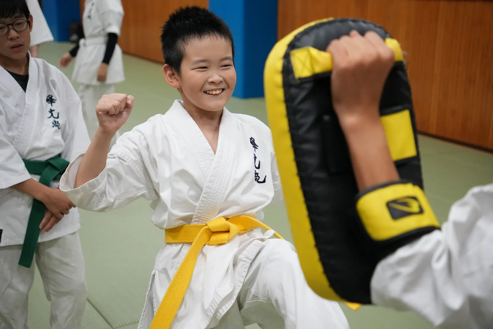 南箕輪村村民体育館で、ミットに突きを打つ子ども