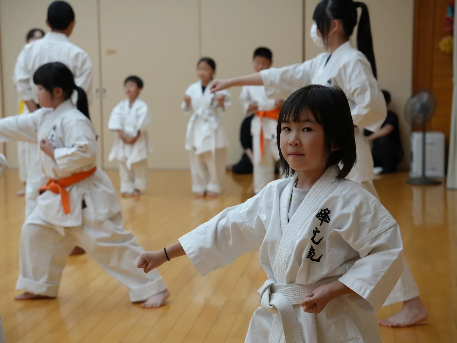 北西部多目的センターで、基本稽古をする子どもたち