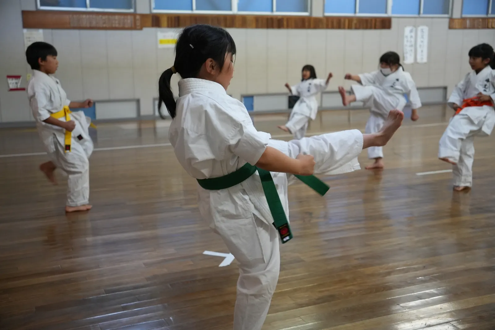 辰野町荒神山武道館で、前蹴りを練習する子どもたち