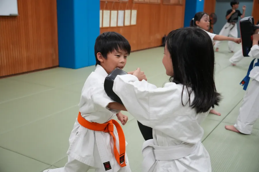 子ども同士でミットを持ち合って稽古する様子
